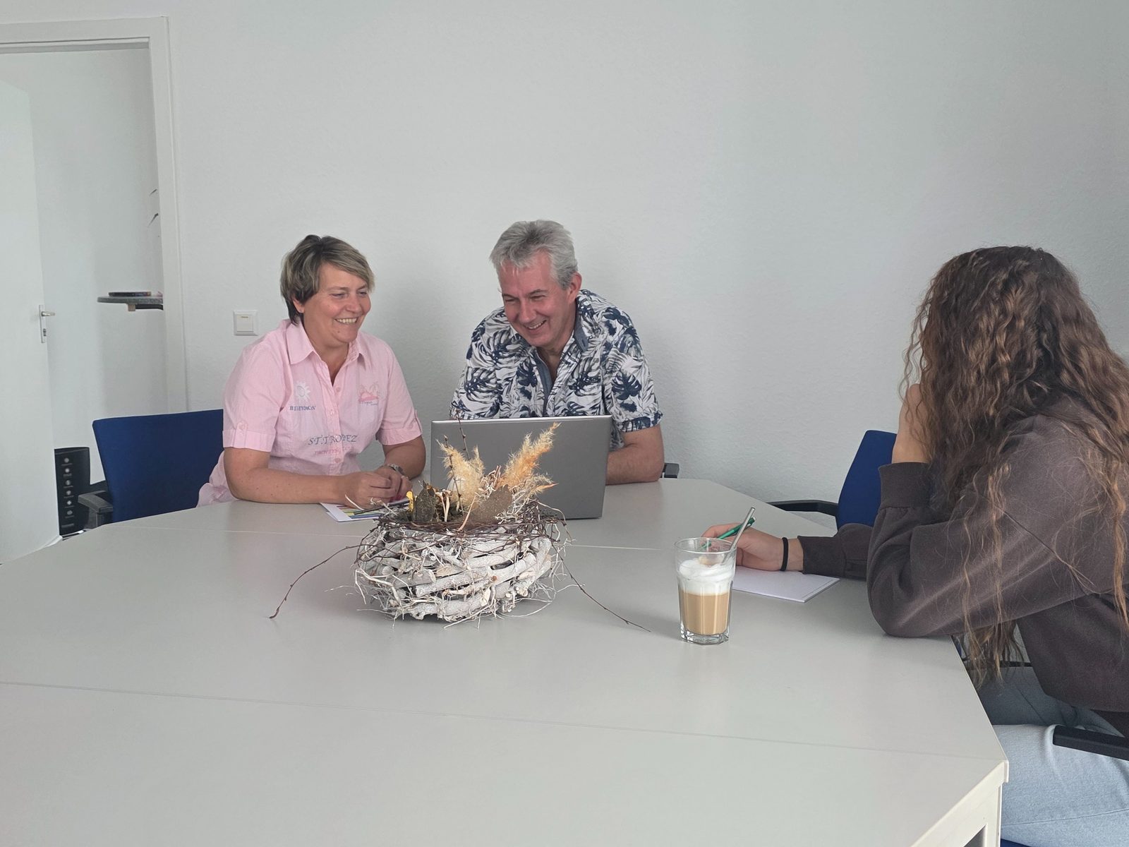 Beratungssituation am Besprechungstisch