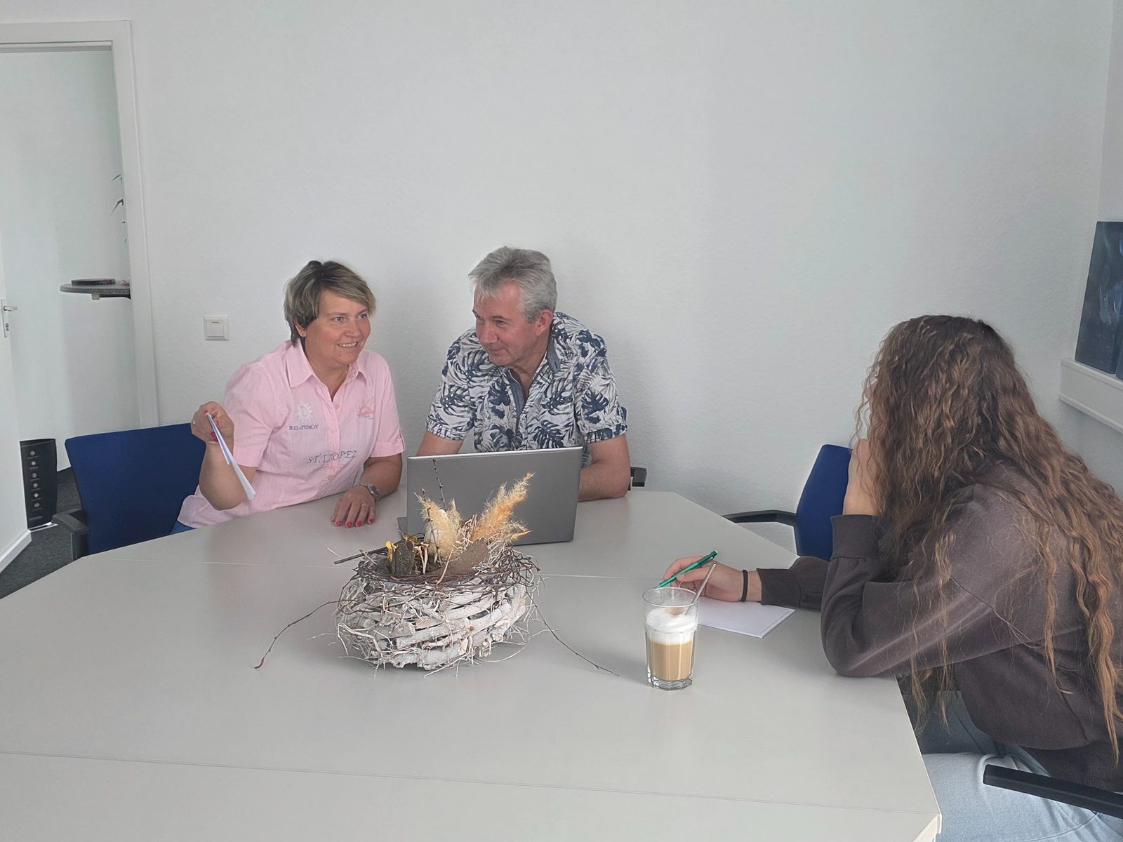 Persönliche Beratung am Besprechungstisch
