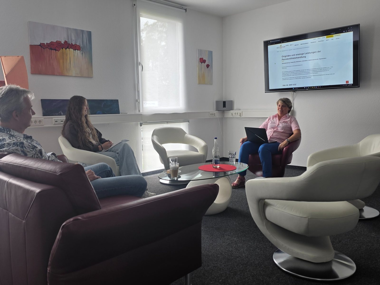 Seminarsituation in der Lounge mit Sofa und Sesseln