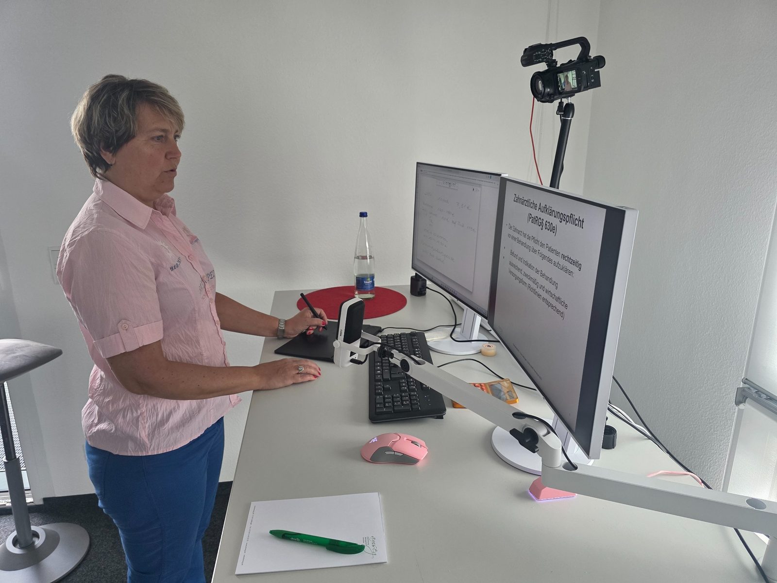 Online-Schulung mit Kamera, Mikrofon und Präsentation